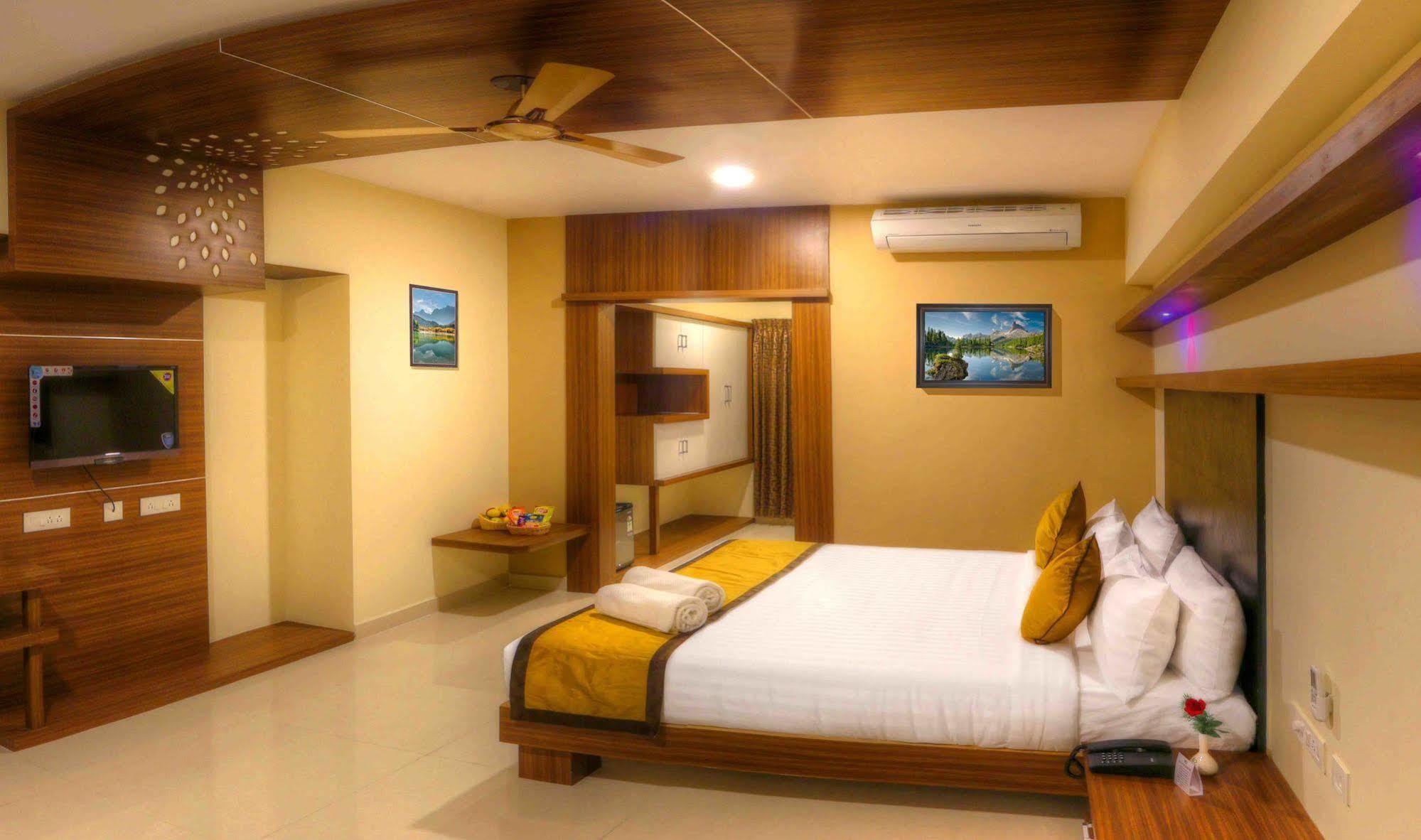 Rio Meridian Hotel Mysore Exterior photo